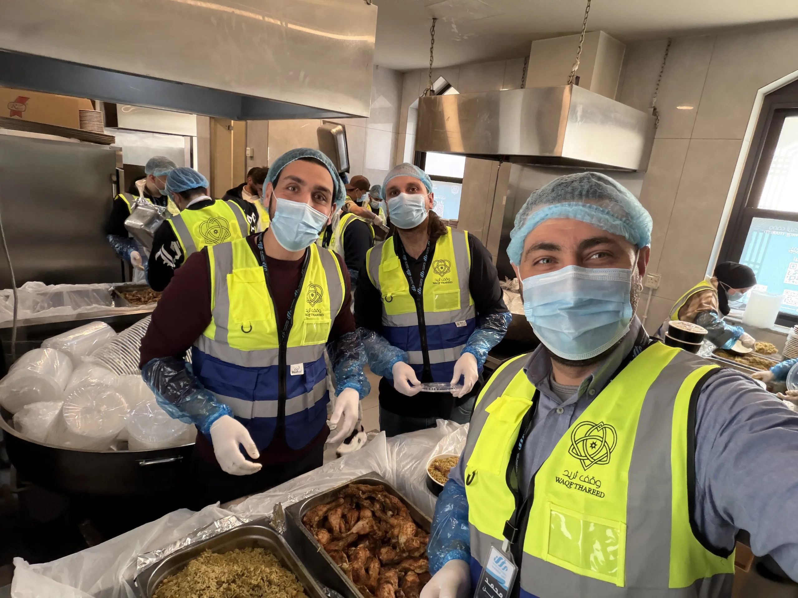 فريق المزن أثناء التوزيع